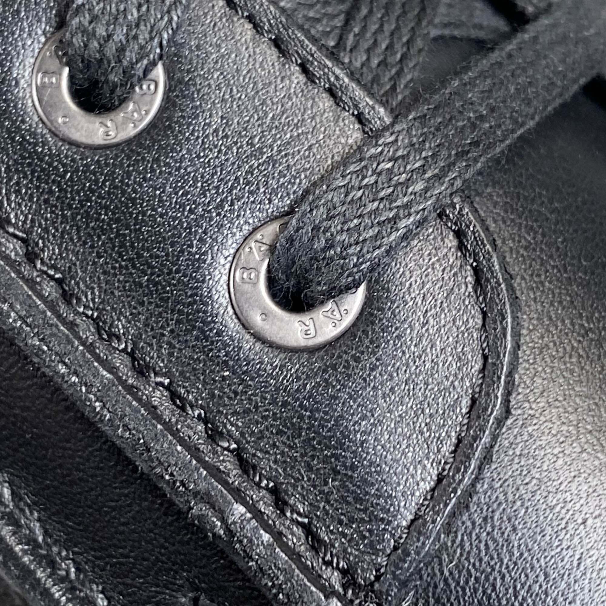 Detailansicht der Nahtführung an der Kappe einer schwarzen Leder-Stiefelette.