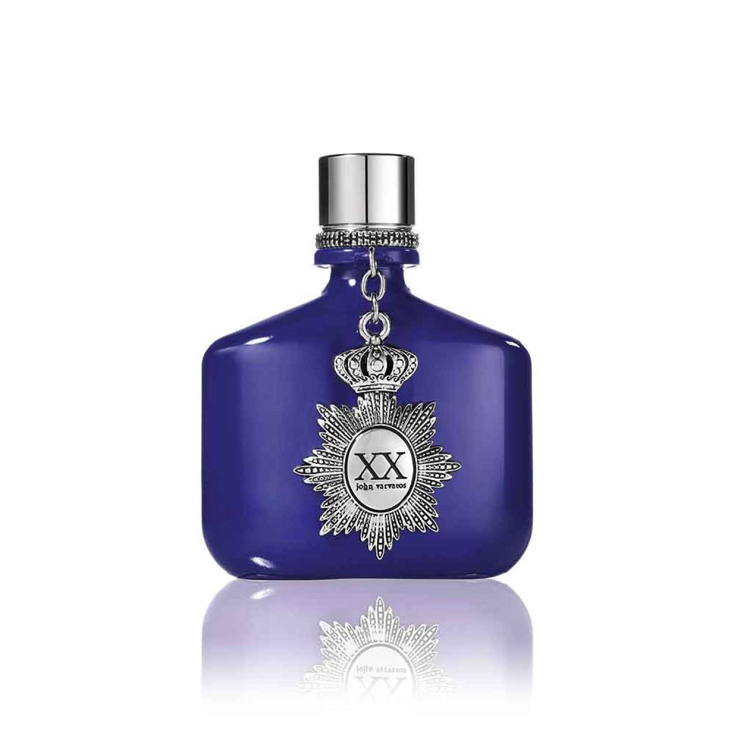 Blaues Parfümflakon. Silberne Verzierung mit Krone und Logo. Flakon mit silbernem Verschluss und Anhänger. Spiegelung.
