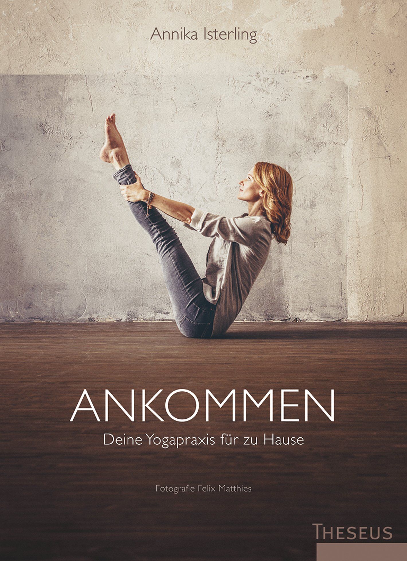 Buchcover mit Titel ANKOMMEN. Eine Frau in Yoga-Pose. Autorin: Annika Isterling. Verlag: THESEUS.