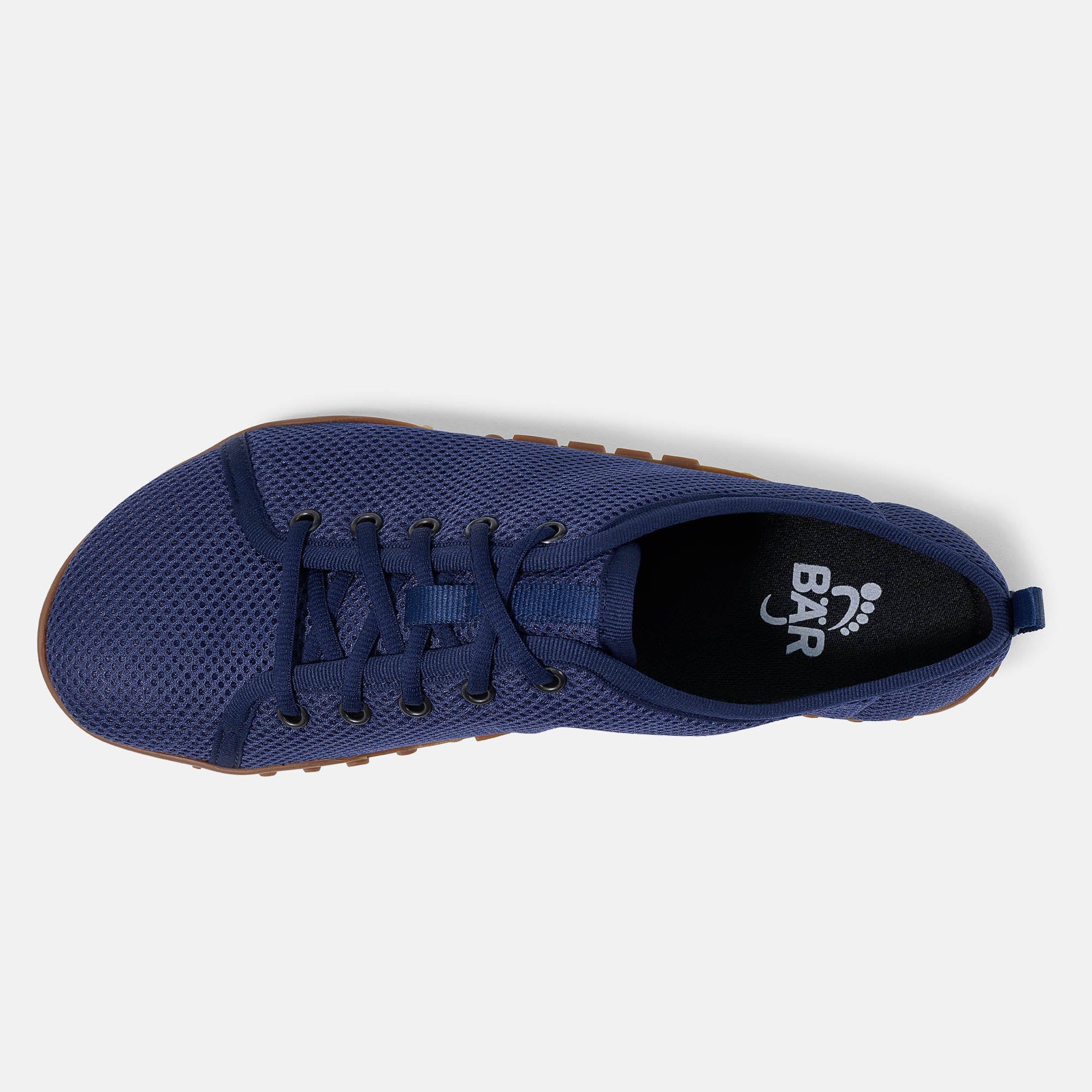 Blauer Schnürschuh mit brauner Sohle. Mesh-Obermaterial, Schnürsenkel, Ösen und Zuglasche. Breite Passform. BAR-Logo.