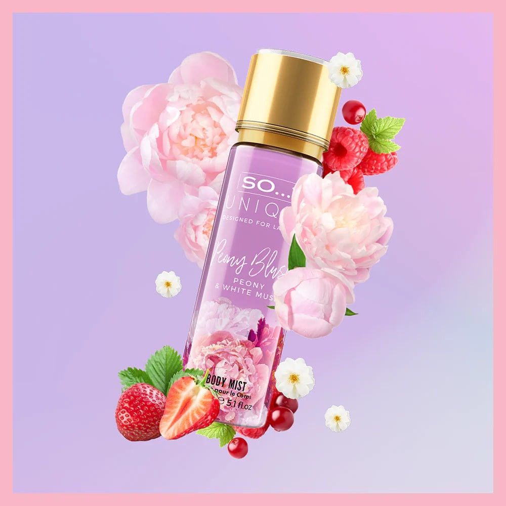 Körperspray mit goldfarbenem Deckel, umgeben von Blüten und Früchten. Etikett mit Produktnamen und Text: Peony Blush, Body Mist.