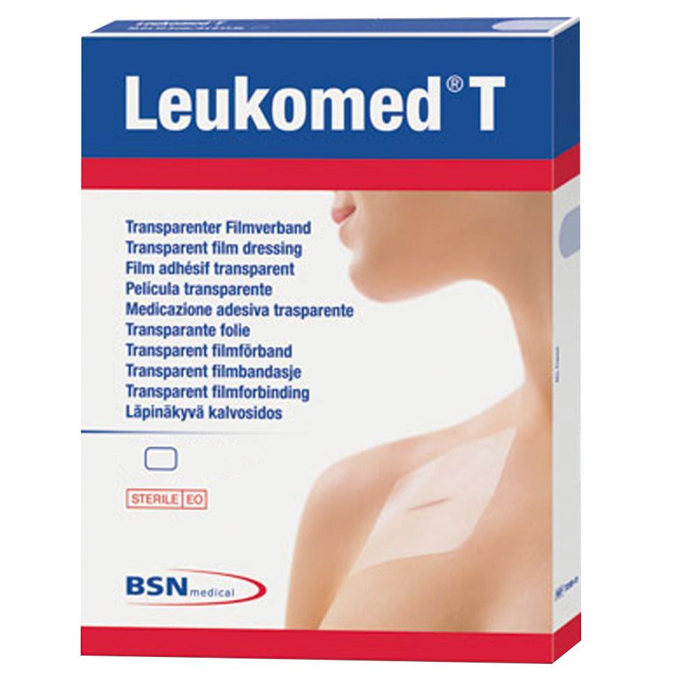 Verpackung von Leukomed T. Blauer Karton mit Produktnamen und mehrsprachigen Beschreibungen. Ein transparentes Pflaster wird auf der Haut gezeigt.
