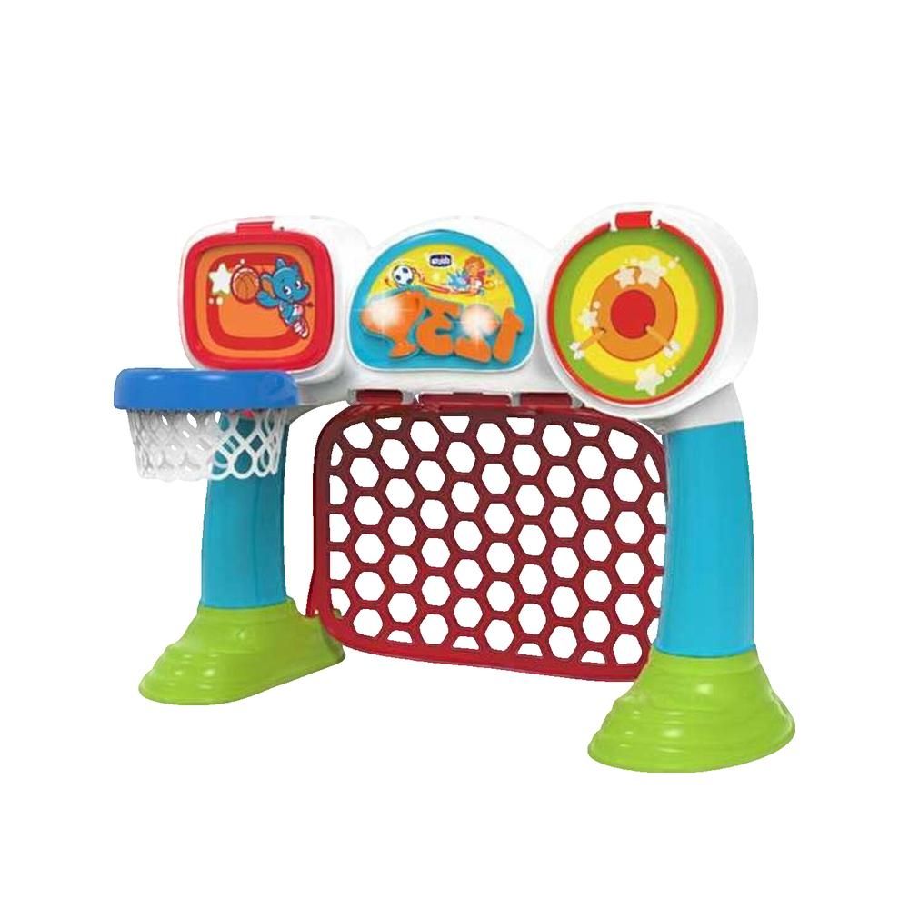 Mehrfarbiges Spielcenter mit Basketballkorb, Tor und Zielscheibe. Blaue, grüne und rote Elemente. Mit Logos.