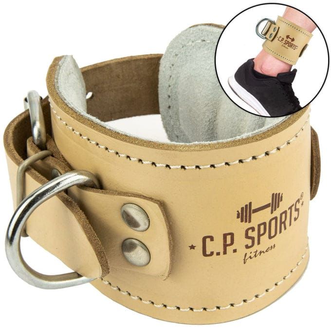 Beige Fußschlaufe mit Metallring und Logo. Innen gepolstert, außen Leder. Fuß in Schuh gezeigt. Marke: C.P. Sports.