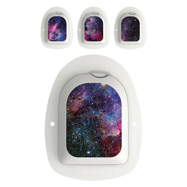 Diasticker® Omnipod Stickerset "Galaxy". Vier Geräte mit Aufklebern im Weltraum-Design, eines appliziert.
