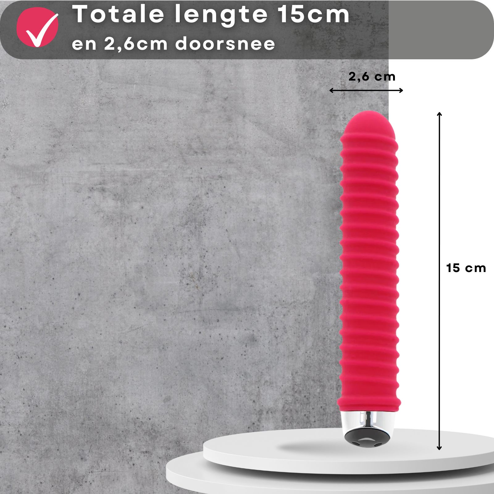 Rode vibrator met groeven. Tekst: Totale lengte 15cm en 2,6cm doorsnee.