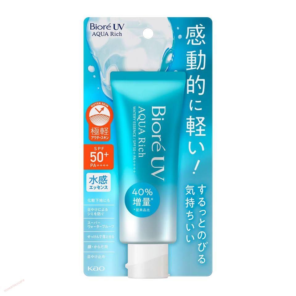 Blau-weiße Tube mit Produktinformationen. Aufschrift: Bioré UV Aqua Rich Watery Essence SPF50+ PA++++. Verpackung mit japanischem Text.