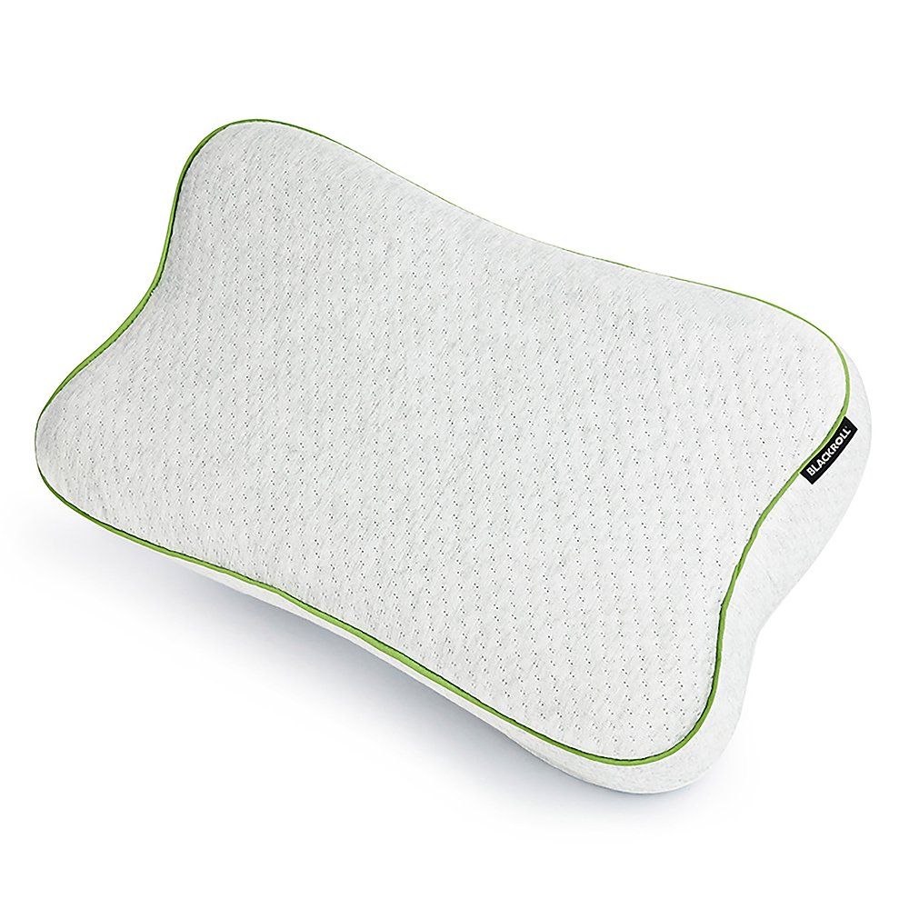 Ergonomisches Kissen mit weißem Bezug und grüner Paspelierung, aus einem Winkel betrachtet. "BLACKROLL"-Logo auf der rechten Seite.