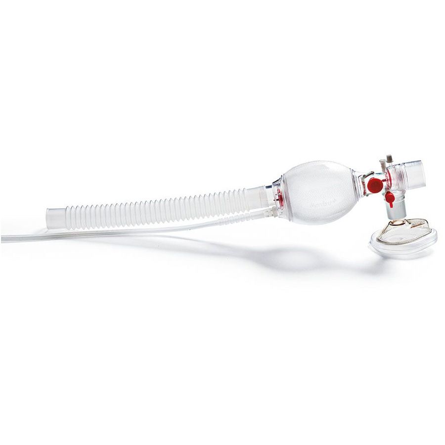 Beatmungsbeutel-Set für Neugeborene. Transparenter Beutel, Schlauch und Maske. Roter Ventilknopf. Auf weißem Hintergrund.