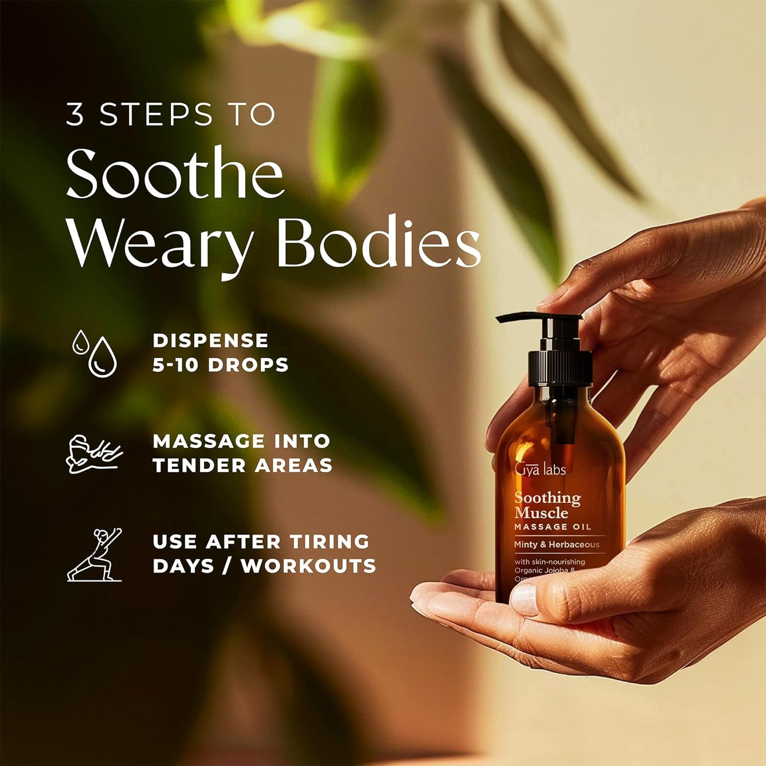Hände halten eine Flasche Massageöl. Anweisungen: 5-10 Tropfen, in empfindliche Bereiche einmassieren, nach anstrengenden Tagen/Workouts verwenden.