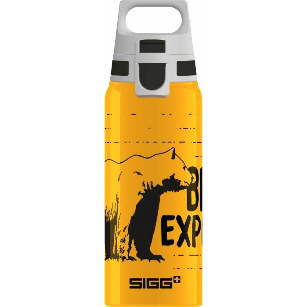 Gelbe Trinkflasche mit Bärenmotiv und SIGG-Logo. Weißer Deckel mit Trageschlaufe. Schwarze Schriftzüge.