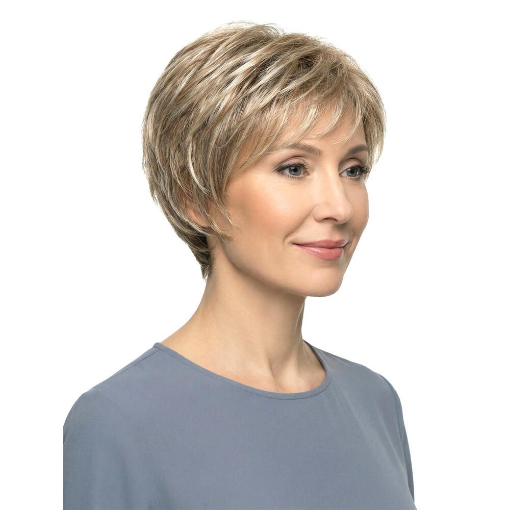 Kurzhaarperücke, blond mit Strähnen, Frontalansicht einer Frau. Gestufter Haarschnitt. Natürlicher Look.