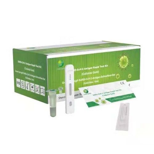 Grüne Schachtel mit SARS-CoV-2 Antigen Schnelltest-Kits. Einzelne Testkassetten, Röhrchen und Gebrauchsanweisung liegen daneben. CE-Kennzeichnung.