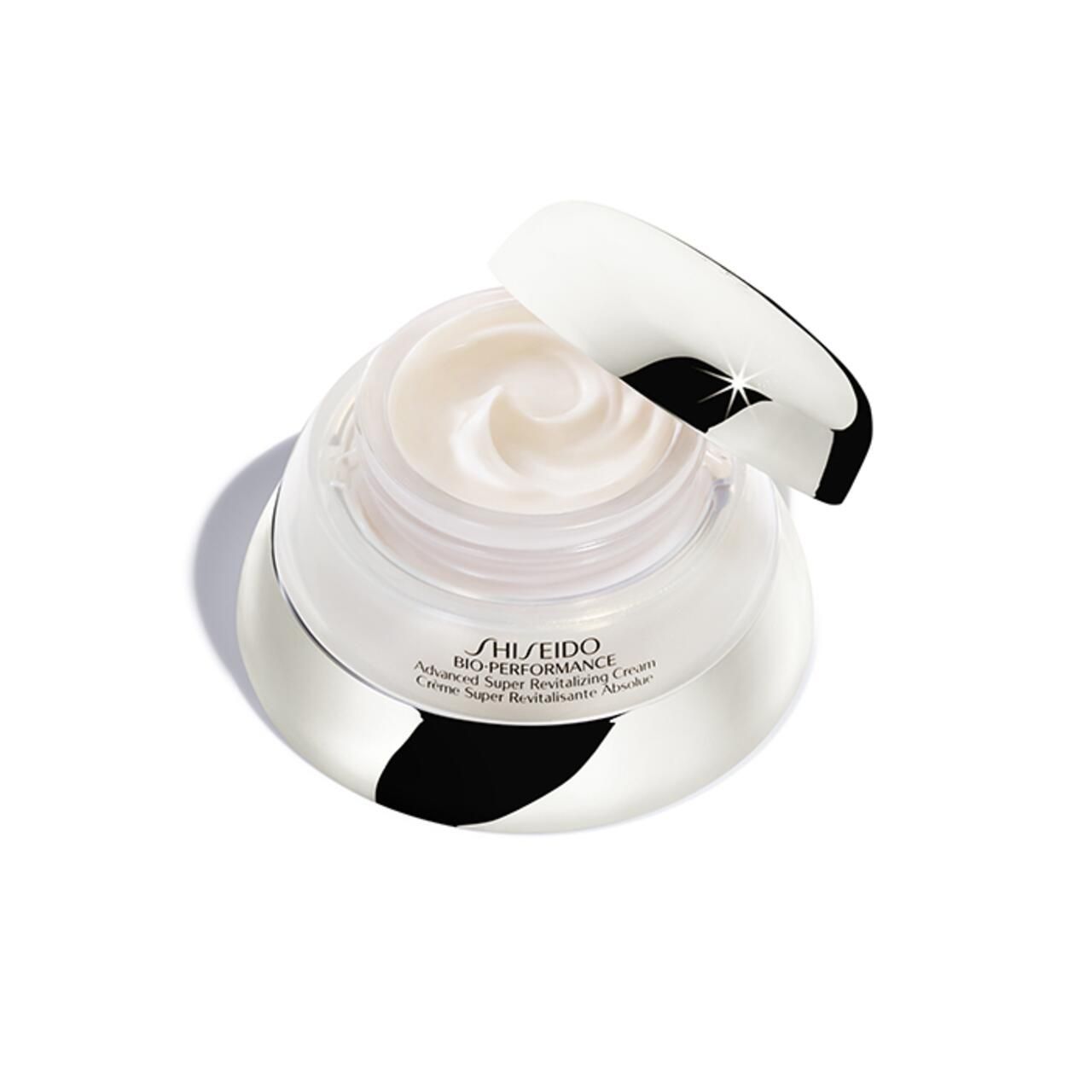 Geöffneter Cremebehälter mit silberfarbenem Deckel. Creme sichtbar. Aufschrift: Shiseido Bio-Performance Advanced Super Revitalizing Cream.