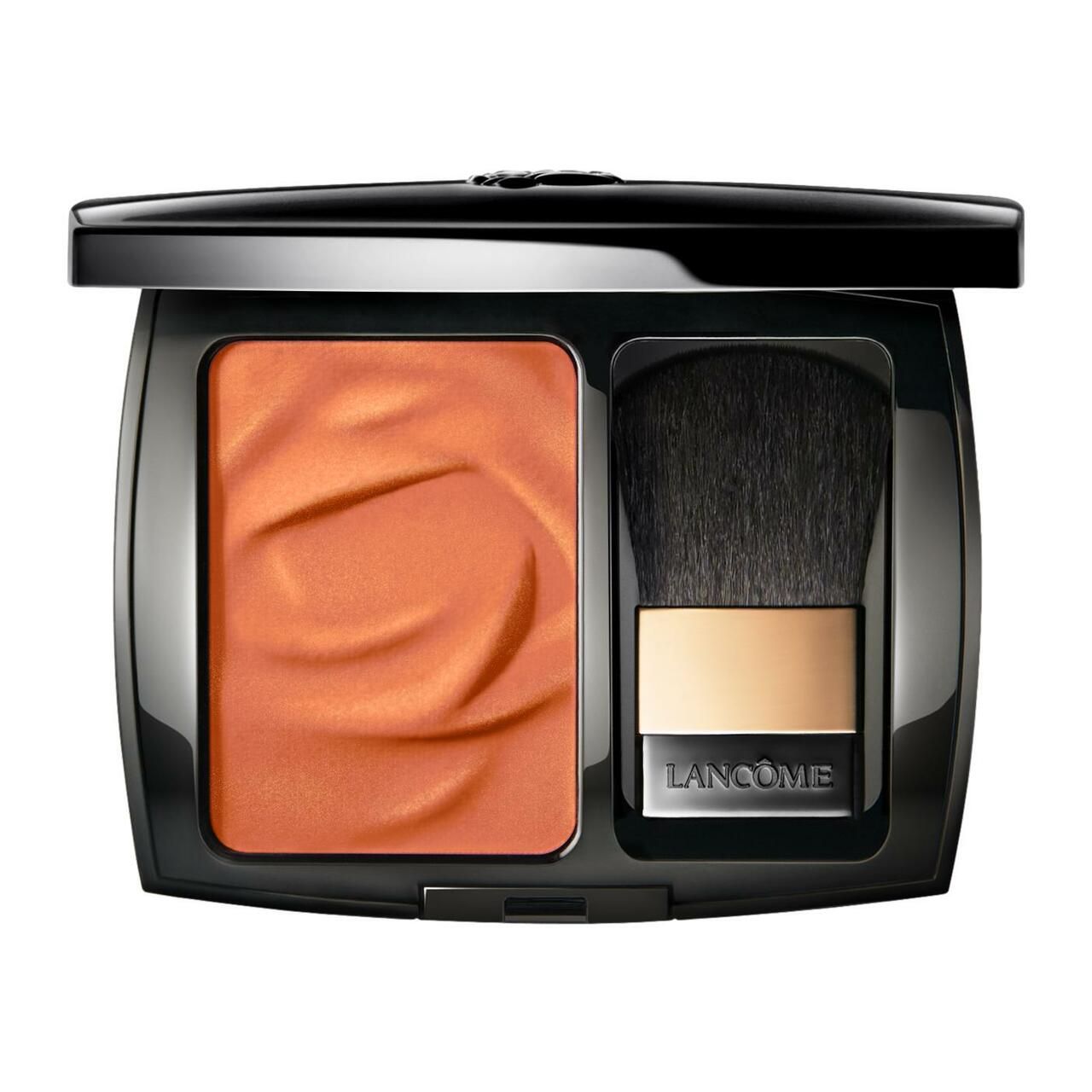 Blush Subtil von Lancôme. Kompakte, schwarze Verpackung mit Puderrouge und Pinsel. Rouge in Orange-Tönen. Pinsel mit goldenem Griff und Lancôme-Logo.