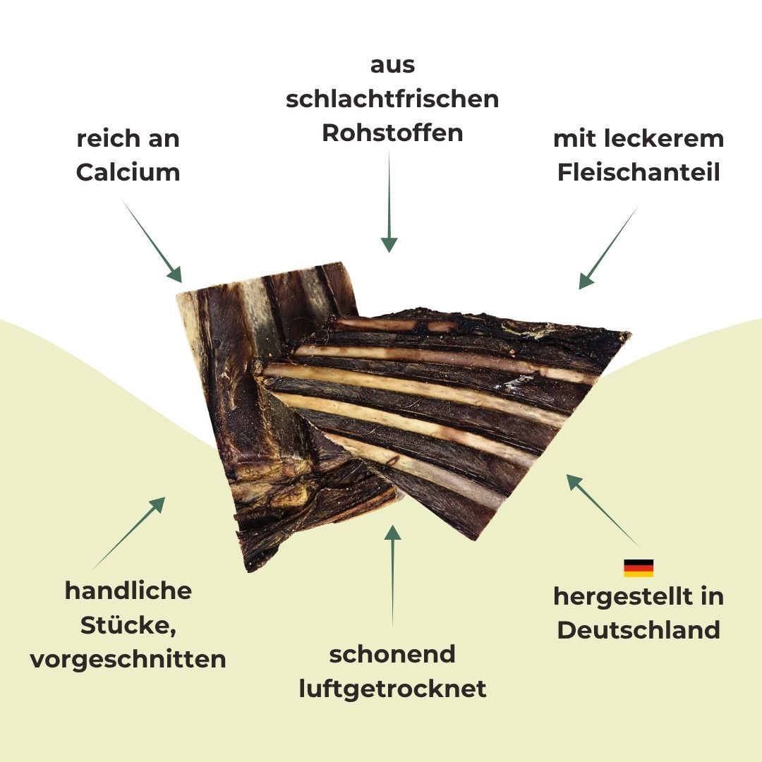 Nahaufnahme von luftgetrockneten Hirschrippen-Kausnacks für Hunde.
