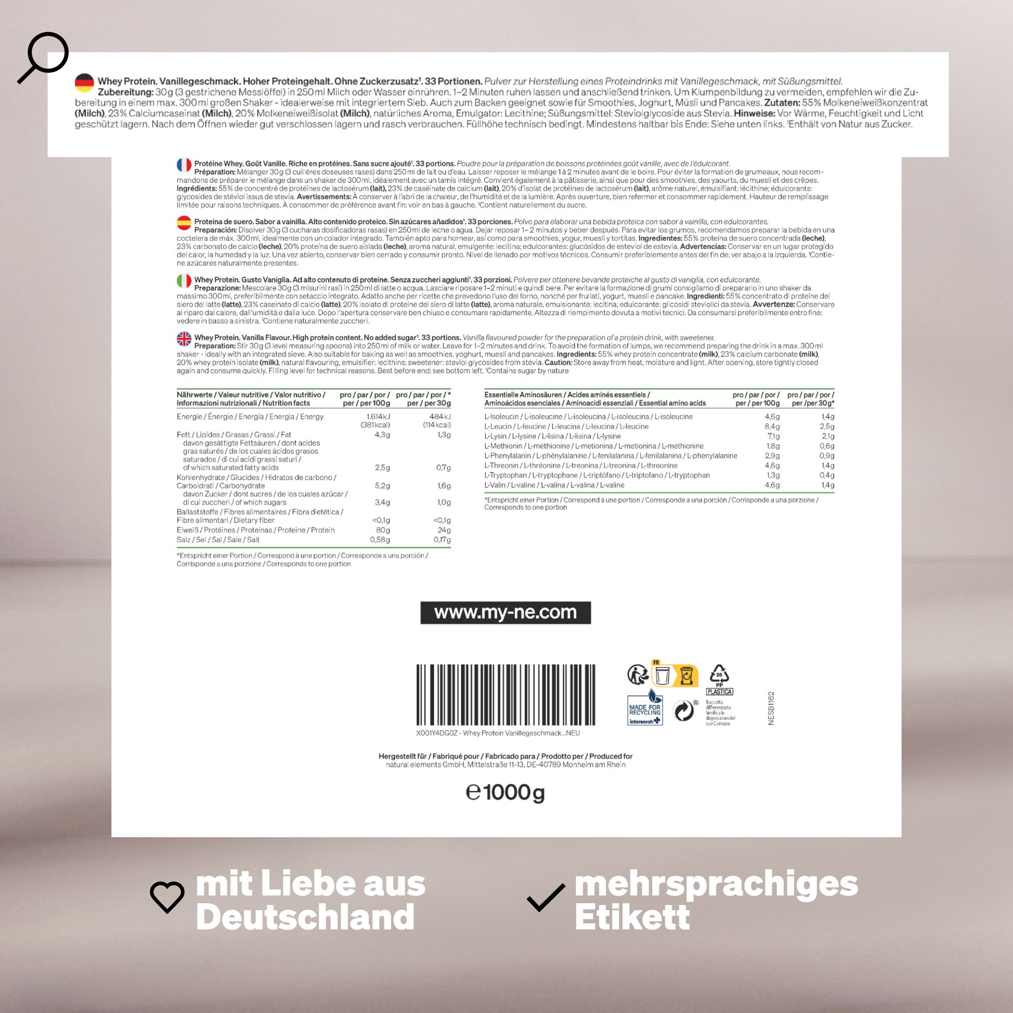Rückseite der Whey Protein Verpackung. Enthält Informationen zu Inhaltsstoffen, Nährwerten und Hersteller. Mehrsprachiges Etikett.