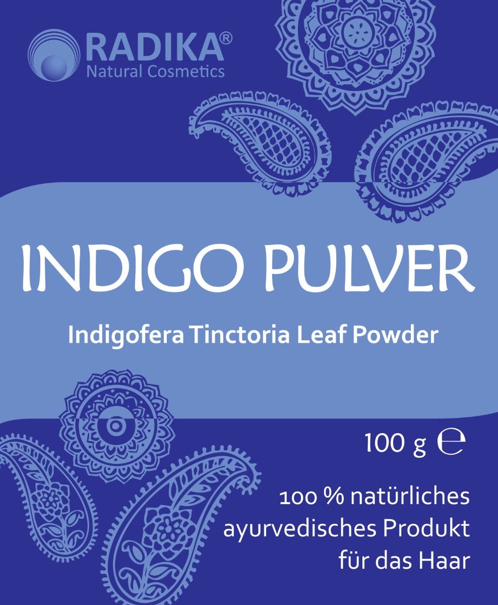 Blaues Etikett mit weißer Schrift. Aufschrift: Indigo Pulver, Indigofera Tinctoria Leaf Powder, 100 g, 100 % natürliches ayurvedisches Produkt für das Haar.