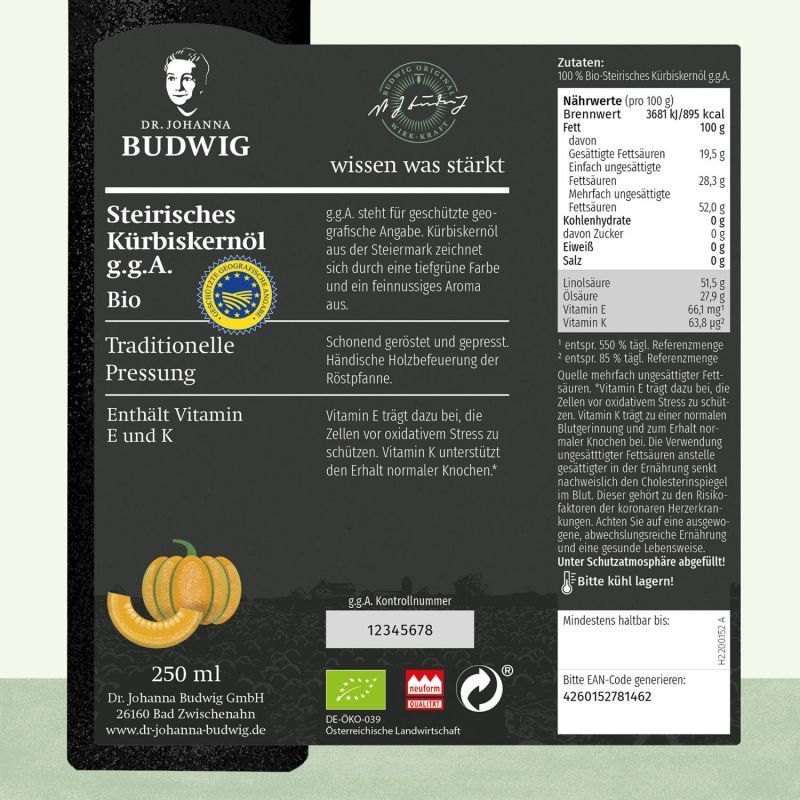 Rückseite der Flasche. Aufschrift: Dr. Budwig, Steirisches Kürbiskernöl g.g.A. Bio, Traditionelle Pressung. Nährwerttabelle, Zutaten, E.G.A. Kontrollnummer, Bio-Siegel.