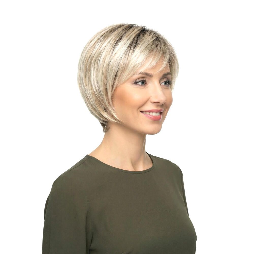 Blond gefärbte Perücke mit kurzem, gewelltem Schnitt. Seitenansicht einer Frau mit grünem Oberteil.