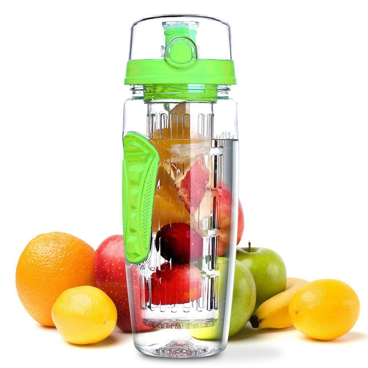 Transparente Trinkflasche mit grünem Deckel und Einsatz, gefüllt mit Früchten. Umgeben von Früchten.