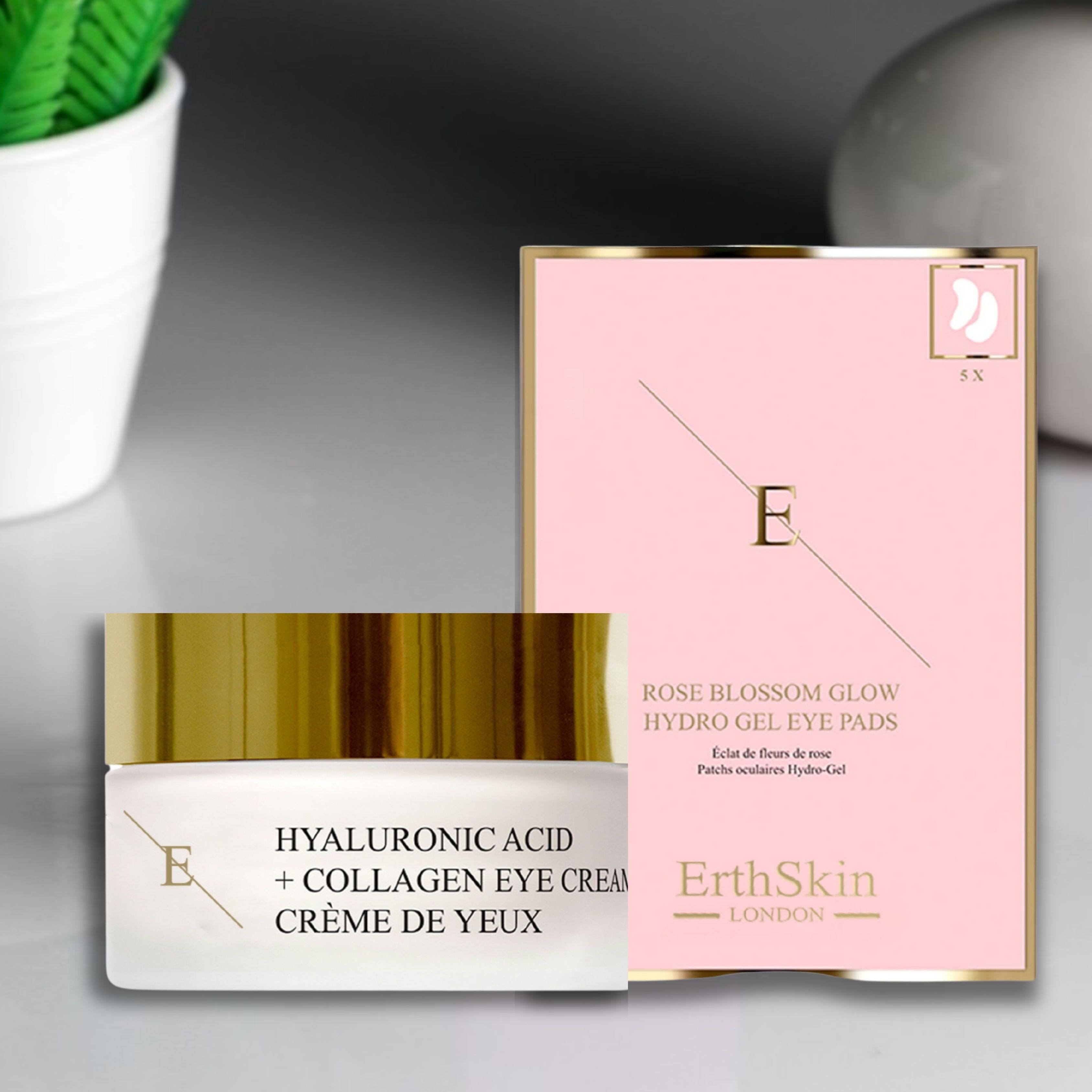 Augencreme-Behälter und Augenpads-Verpackung. Aufschrift: Hyaluronsäure + Collagen Eye Cream, Crème de Yeux. Rosa Verpackung mit Aufschrift: Rose Blossom Glow Hydro Gel Eye Pads.