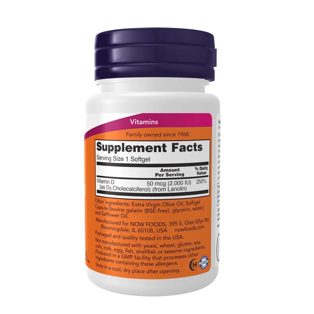 Rückseite der Flasche. Orangefarbenes Etikett mit Text: Supplement Facts. Enthält Vitamin D. Marke: NOW. Hergestellt in den USA.
