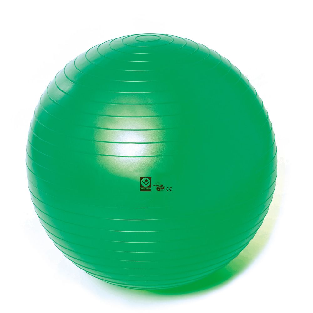 Grüner Gymnastikball. Runde Form mit umlaufenden Rillen. Logo und Zertifizierungen auf der Oberfläche.