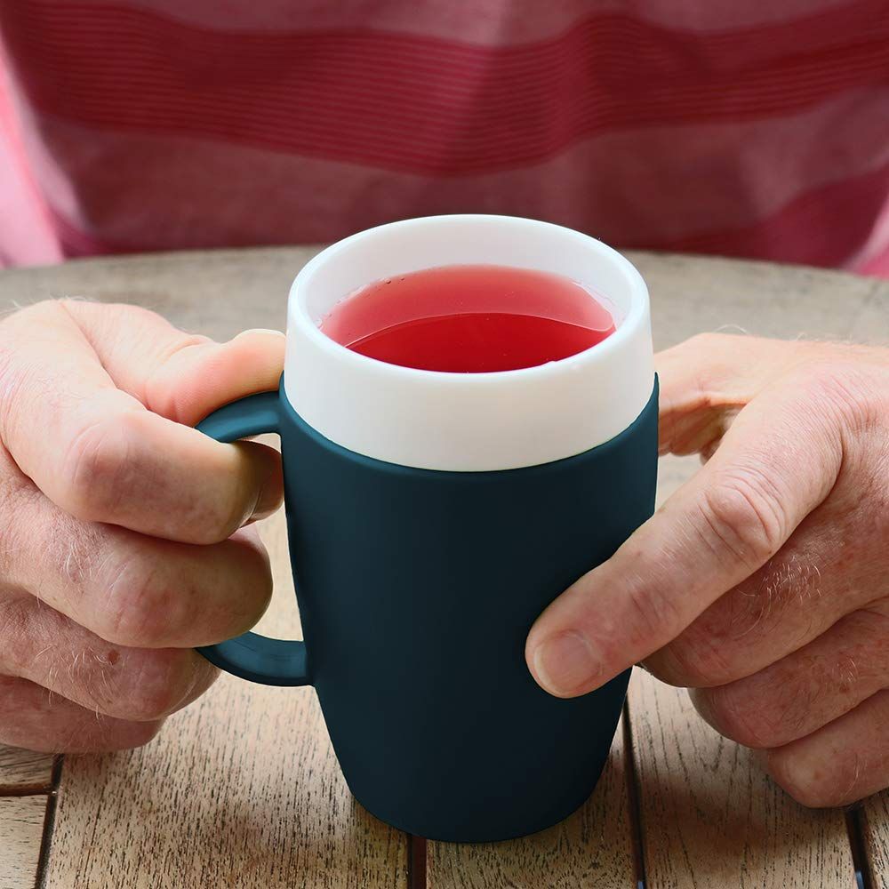 Blauer Becher mit weißem Rand, gefüllt mit rotem Getränk. Henkel sichtbar.
