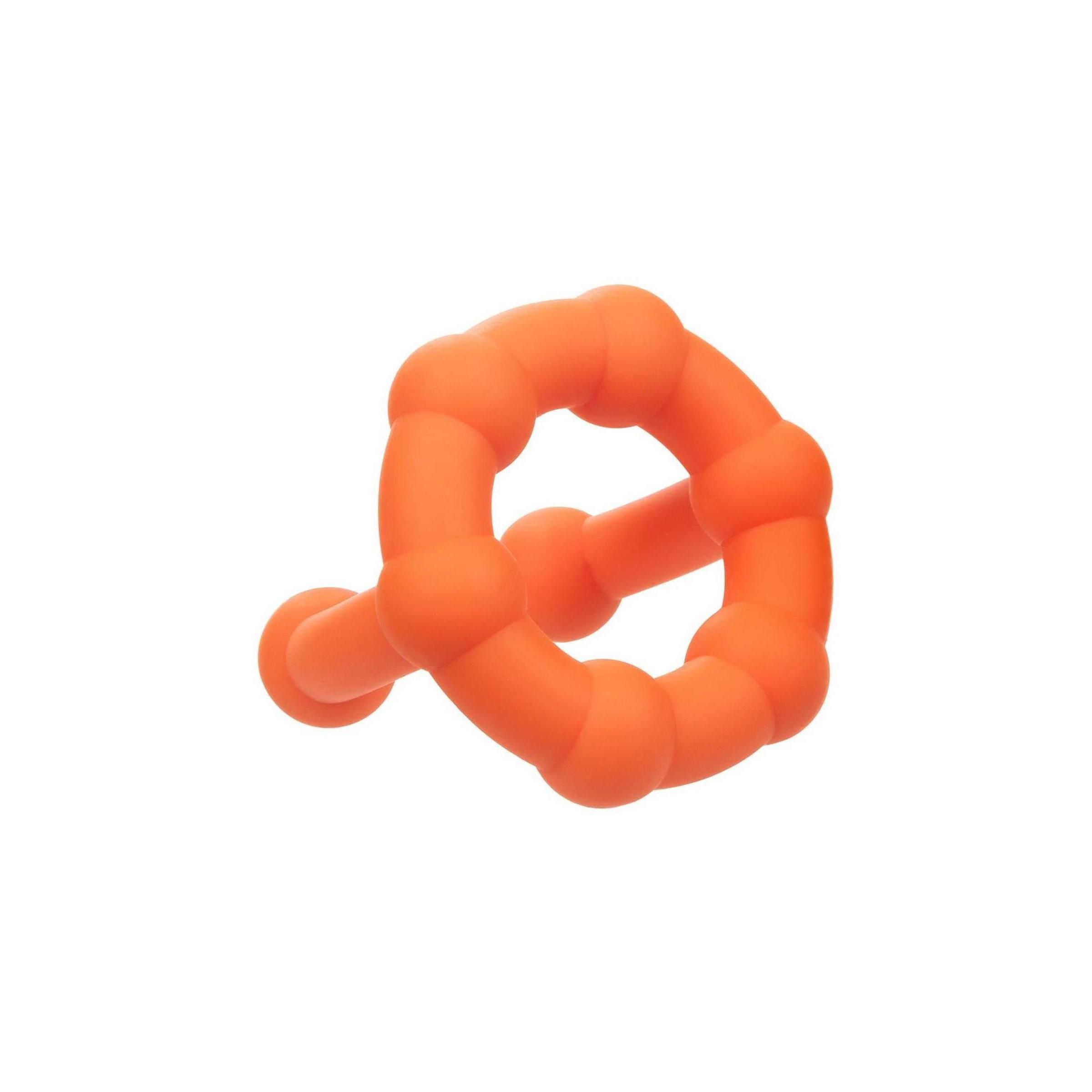 Oranger Ring mit Noppenstruktur. Geschwungene Form.