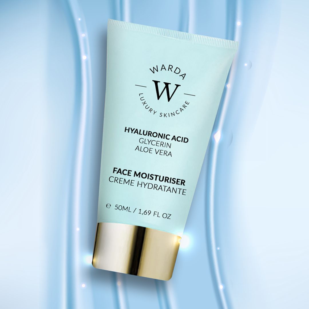 Hellblaue Tube mit goldfarbenem Deckel. Aufschrift: Warda, Hyaluronsäure, Feuchtigkeitscreme. Auf blauem Hintergrund.