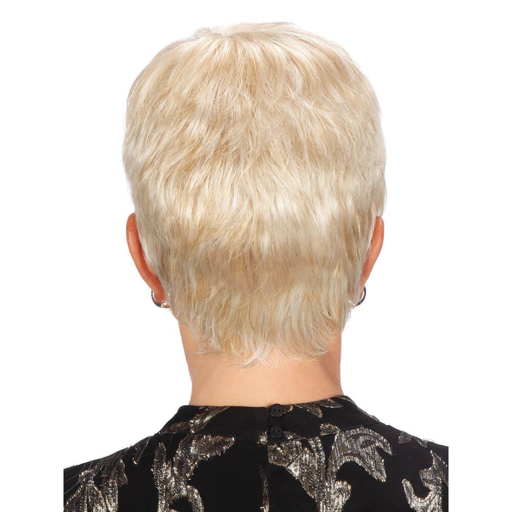 Kurzhaarperücke, blond, Rückansicht. Schwarzes Oberteil. Frau mit Ohrringen.