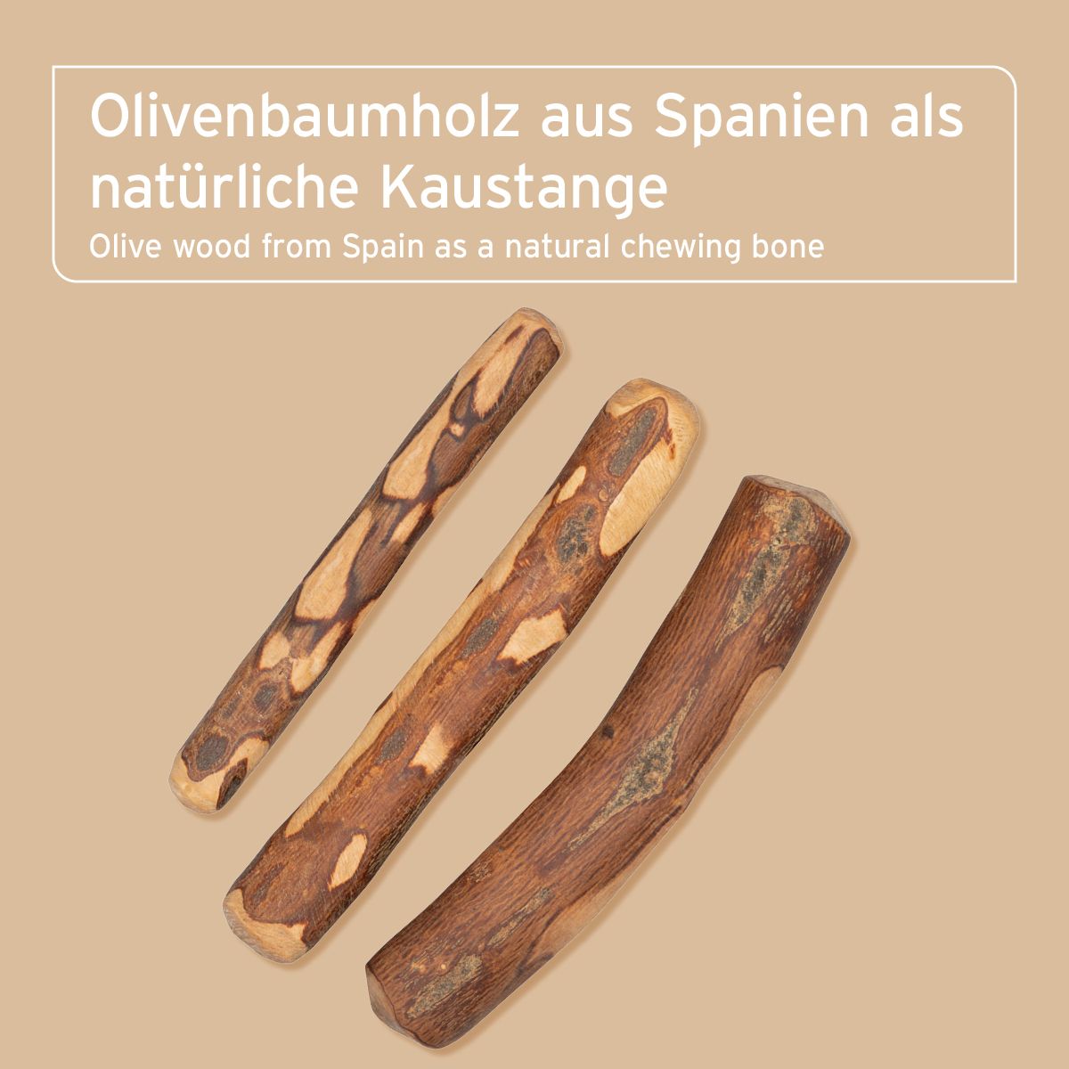 Drei Olivenholz-Kauspielzeuge. Natürliche Form, braune Farbe mit helleren Flecken.