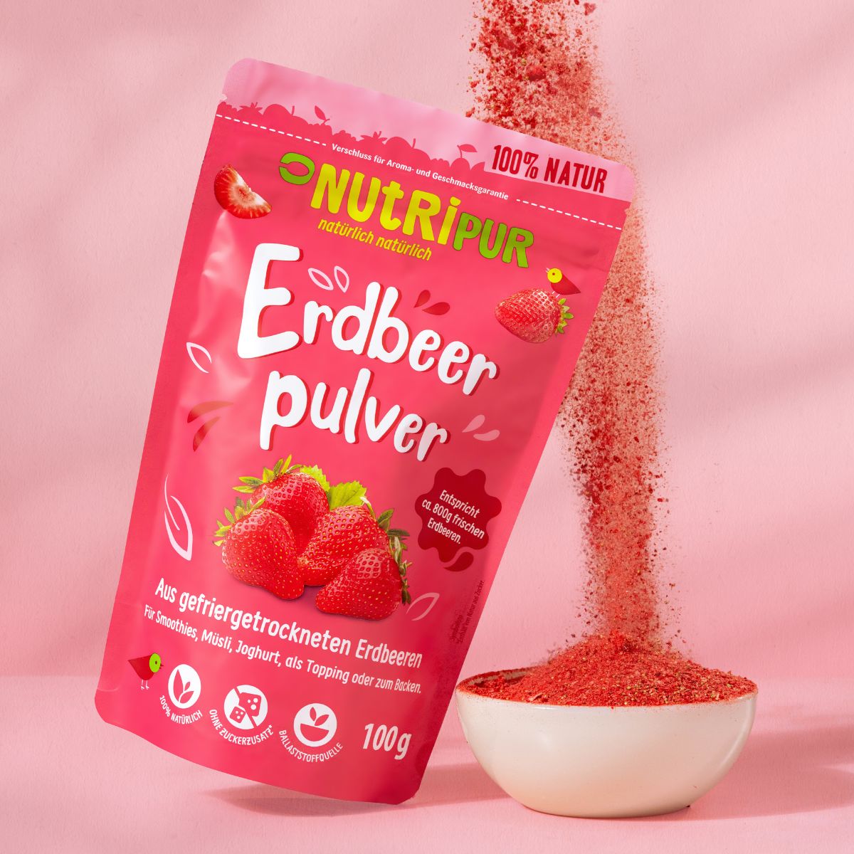 Rosa Beutel mit Erdbeerpulver, Pulver wird in Schale gegossen. Marke: NutriPur. Aufschrift: Erdbeerpulver, 100g.