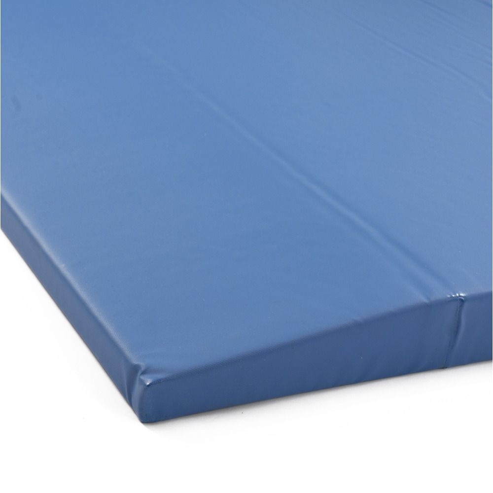 Blaue Matte mit abgeschrägter Kante. Glatte Oberfläche, leicht glänzend. Eckansicht.