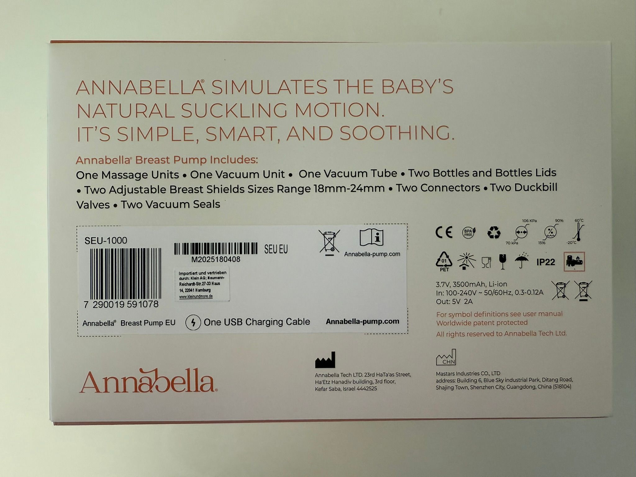 Rückseite der Verpackung. Text: Annabella simuliert die natürliche Saugfunktion des Babys. Enthält: Zubehör, Größen, etc.