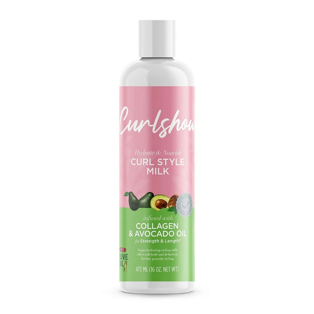 Flasche mit rosa und grünen Etiketten. Aufschrift: Curlshow Curl Style Milk. Enthält Kollagen und Avocadoöl. Mit Olivenöl.