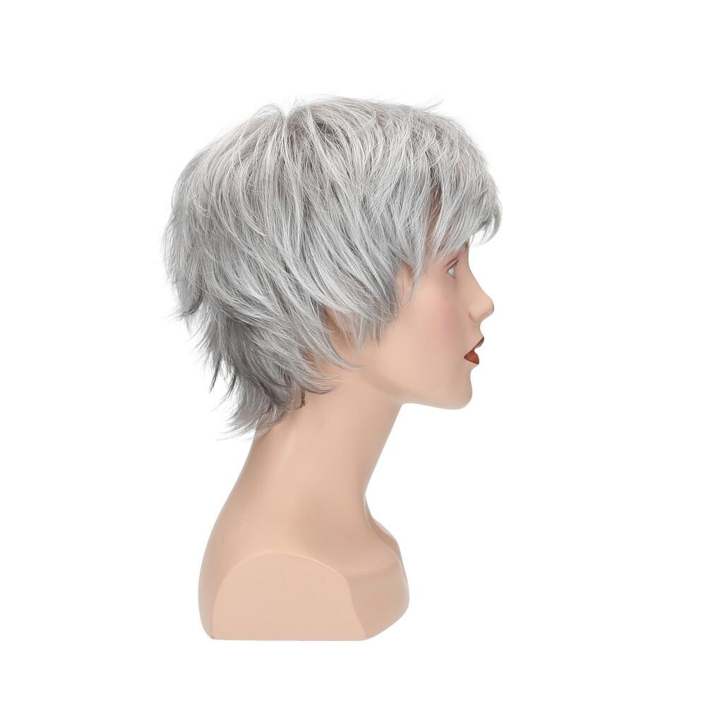 Graue Perücke auf einem Schaufensterkopf. Seitenansicht. Kurze, gestufte Frisur. Der Kopf ist auf weißem Hintergrund.