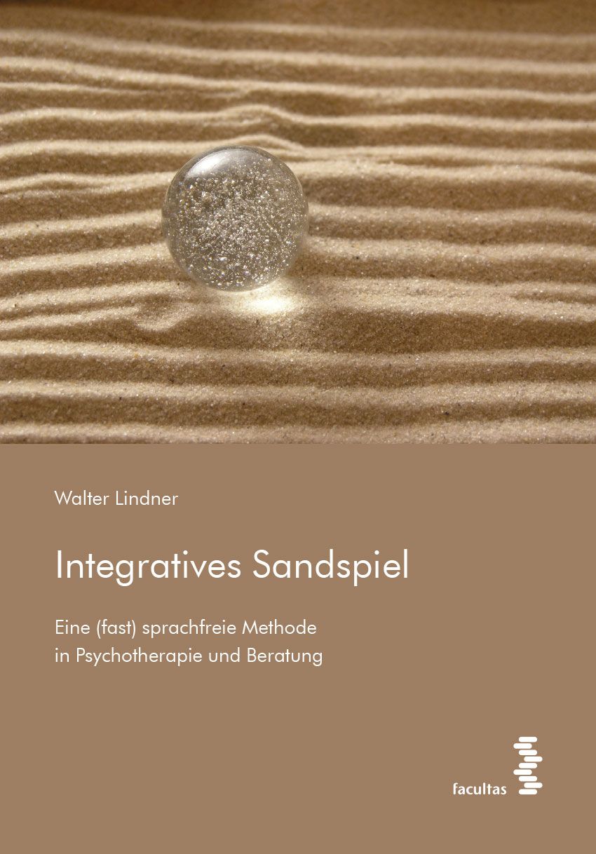 Buchcover von "Integratives Sandspiel". Titel und Autor sind sichtbar. Hintergrund: Sand mit Kugel.