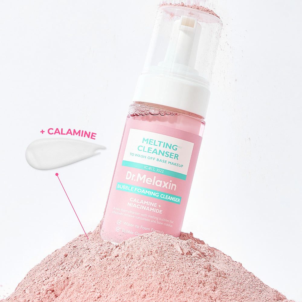 Dr. Melaxin Bubble Foaming Cleanser mit Calamine-Tropfen auf rosa Pulver.