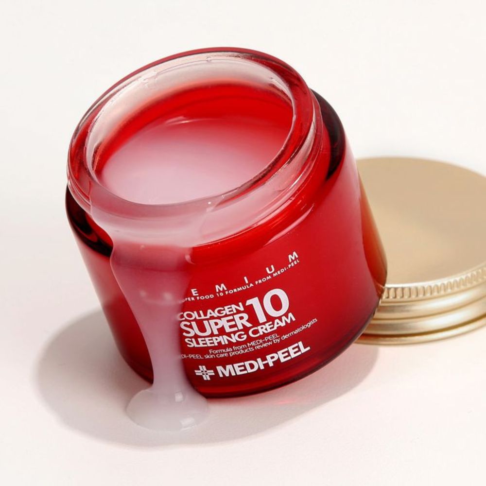 Roter Tiegel, geöffnet, mit Creme. Goldener Deckel daneben. Aufschrift: Collagen Super 10 Sleeping Cream.