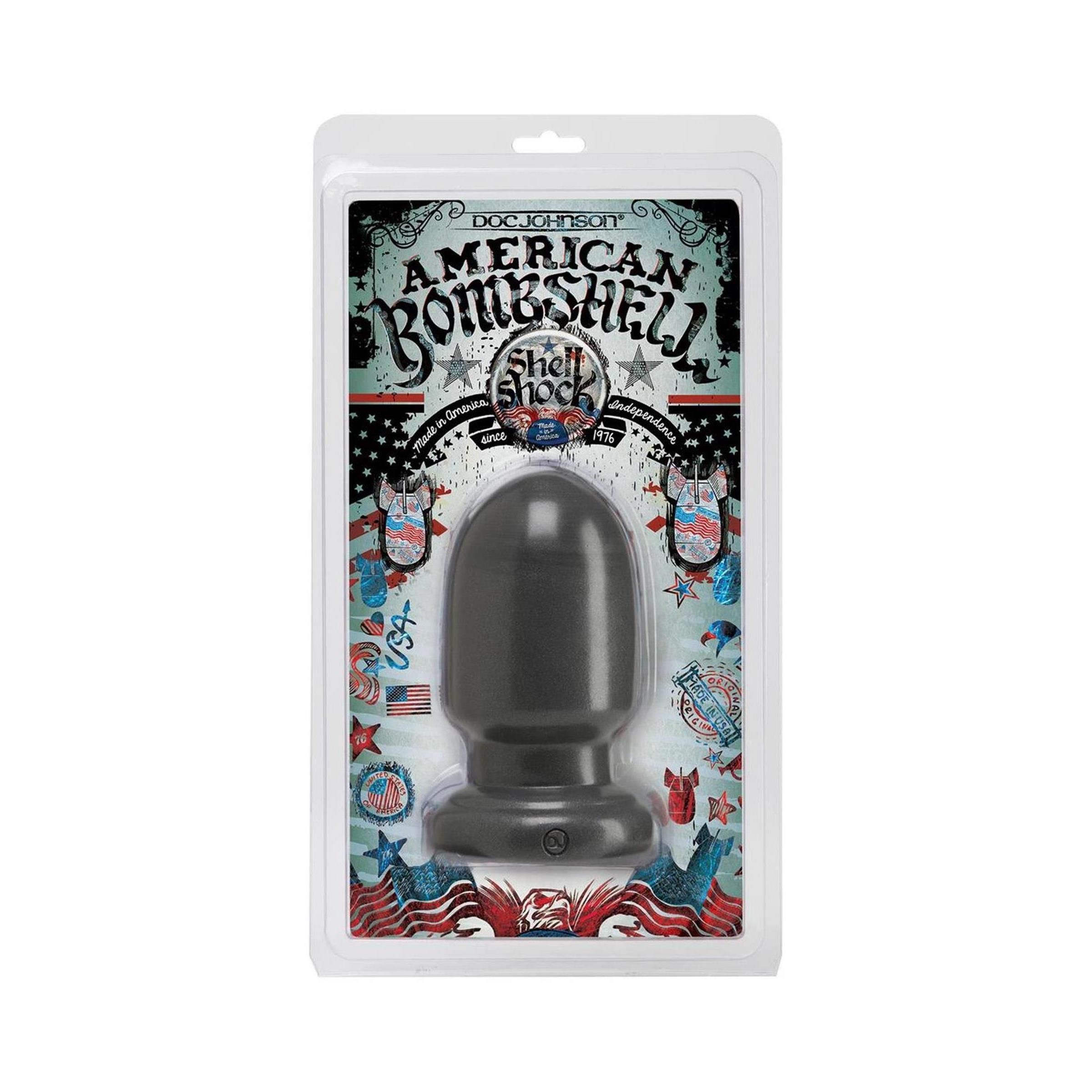 Grauer Butt Plug in Blisterverpackung. Auf der Verpackung steht "Doc Johnson" und "American Bombshell Shell Shock".