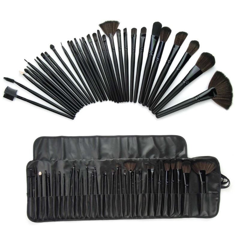Schwarzes Pinsel-Set, 32 Teile, in Fächerform angeordnet. Schwarze Pinsel mit schwarzen Griffen. Schwarze Tasche, aufgerollt und ausgebreitet.