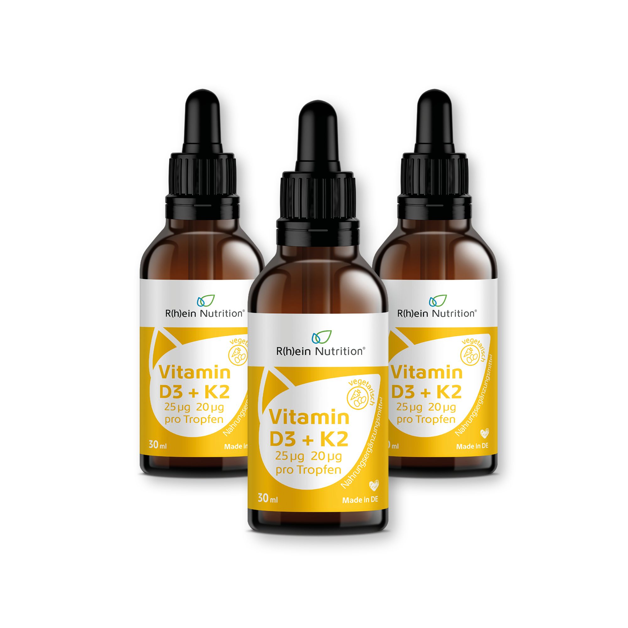 Drei Flaschen Vitamin D3 + K2 Tropfen. Braune Glasflaschen mit schwarzem Verschluss und gelbem Etikett. Aufschrift: Vitamin D3 + K2.