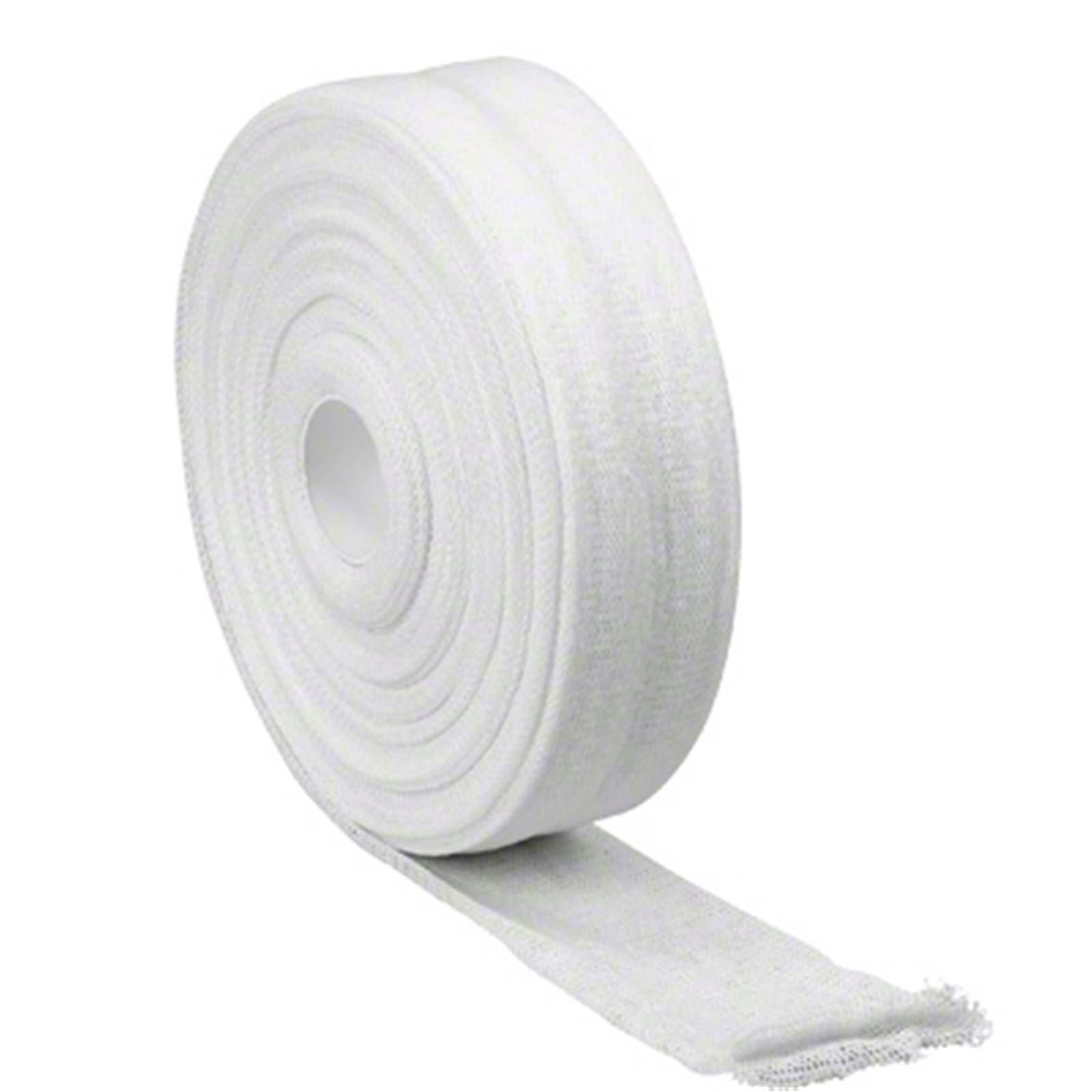 Weißer Trikotschlauchverband, gerollt. Gewebtes Material, teilweise abgerollt.