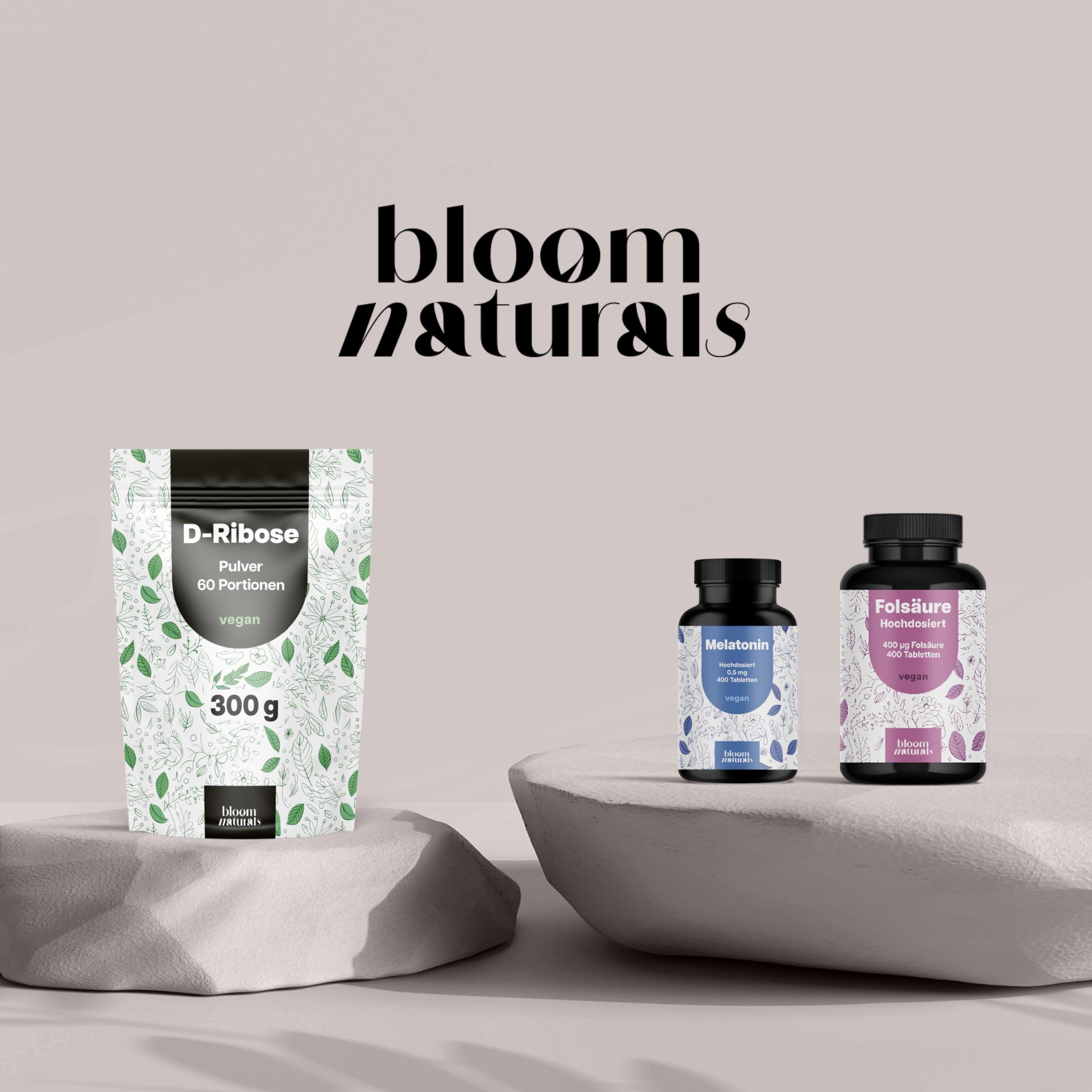 D-Ribose Pulver von Bloom Naturals neben zwei weiteren Flaschen mit Nahrungsergänzungsmitteln auf einem Steinpodest.