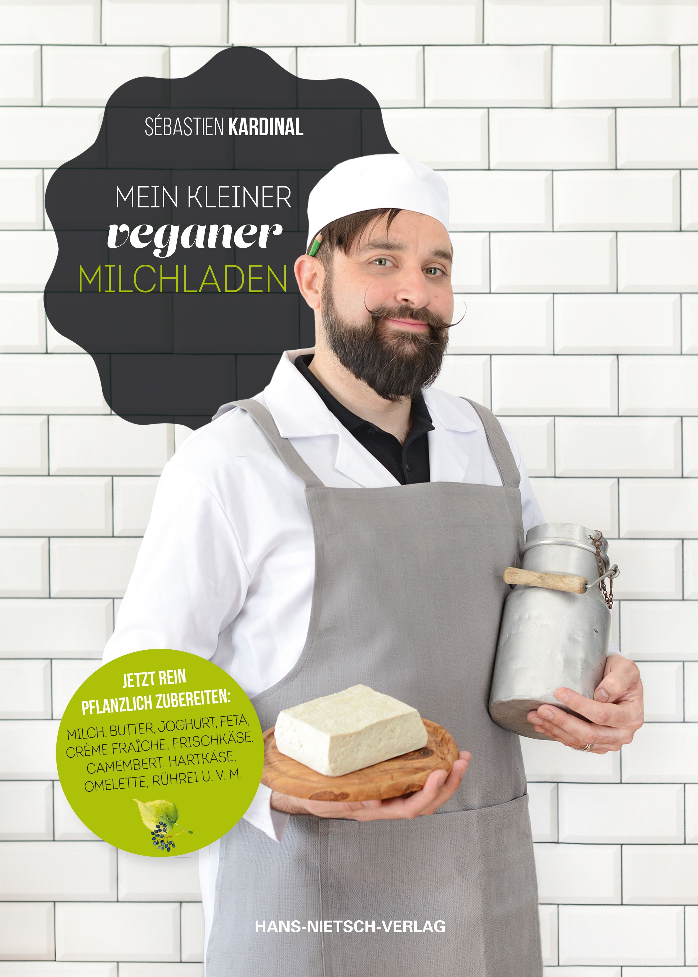 Mann mit Bart und Kochmütze hält Käse und Milchkännchen. Aufschrift: Mein kleiner veganer Milchladen. Text: Jetzt rein pflanzlich zubereiten.