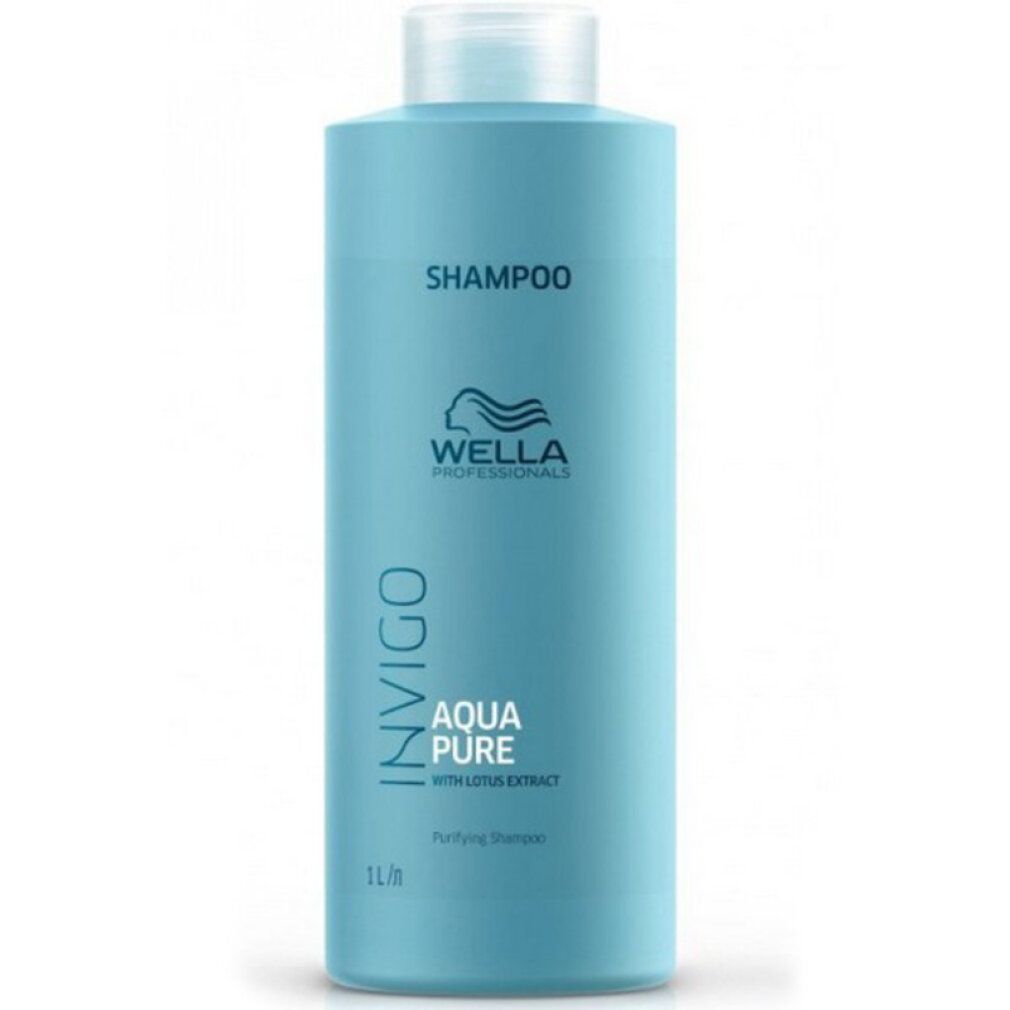 Hellblaue Shampoo-Flasche. Aufschrift: INVIGO, AQUA PURE, mit Lotus-Extrakt, 1 l. Marke: Wella Professionals. Weißer Deckel.