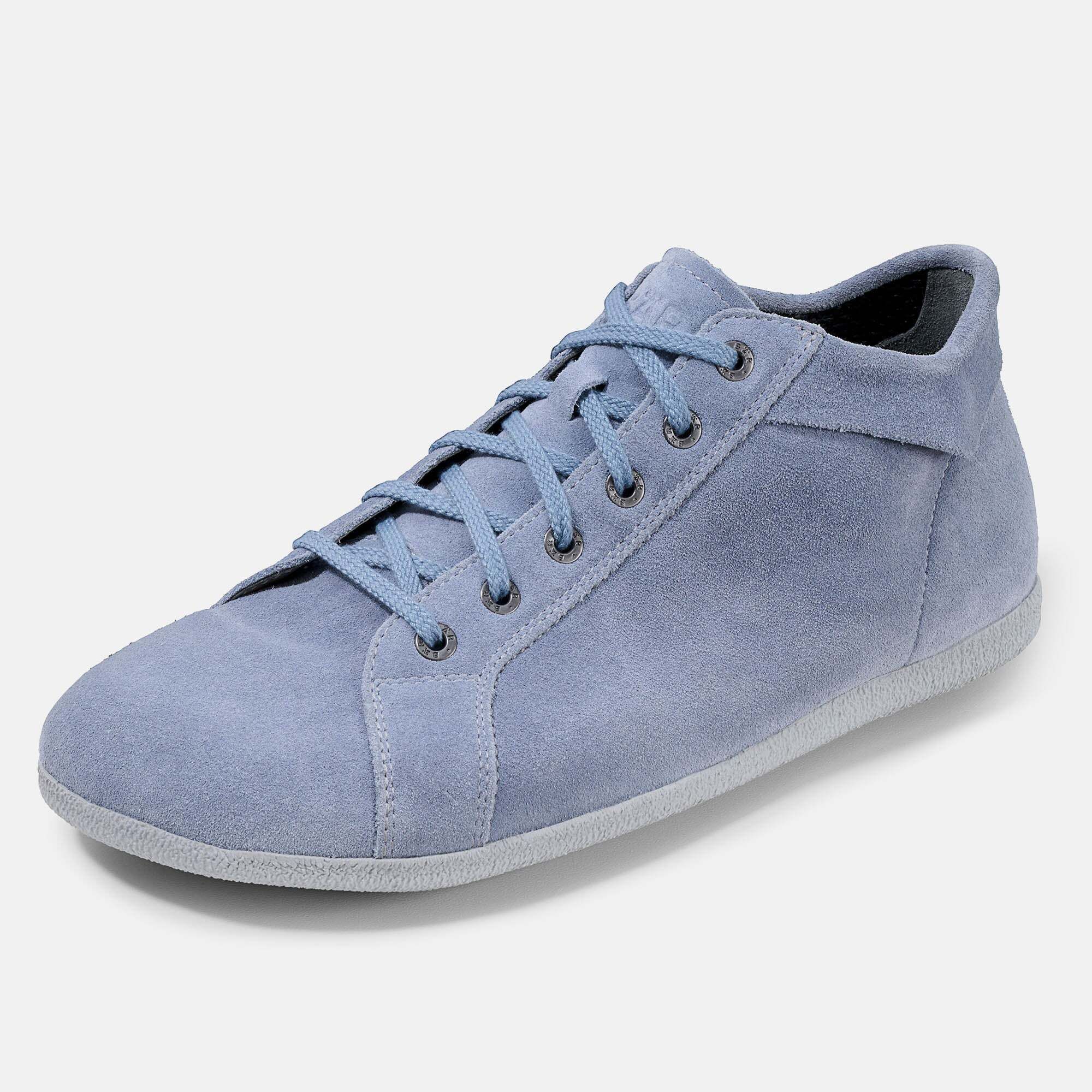 Hellblaue Wildleder-Stiefelette mit Schnürung, schräge Vorderansicht.