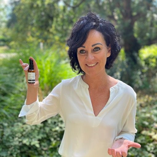 Frau hält Produktflasche. Text: Lifting Face Cream. Logo: oxy8. Frau lächelt.
